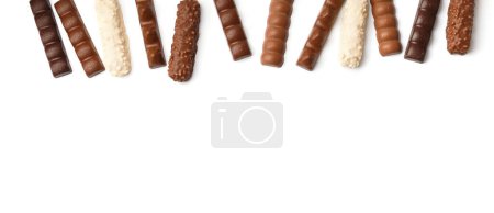 Foto de Barras de chocolate de diferentes tipos en blanco vista superior aislada con espacio para el texto. Leche, chocolate blanco y negro sobre fondo blanco. - Imagen libre de derechos
