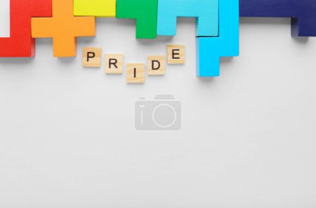 Foto de Cubos de color arco iris en aislamiento. Símbolo de los derechos LGBT. Concepto de igualdad, igualdad de derechos. Abstracción multicolor. Orgullo - Imagen libre de derechos