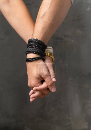 Foto de Un hombre y una niña tomados de la mano, una mano femenina y masculina de cerca sobre un fondo oscuro, el concepto de relaciones, el amor, la unidad, la felicidad. - Imagen libre de derechos