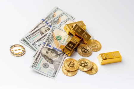 Téléchargez les photos : Bitcoins, lingots d'or, billets de 100 dollars sur fond blanc, le concept de finance, d'affaires, de richesse, de succès, de crypto-monnaie. - en image libre de droit