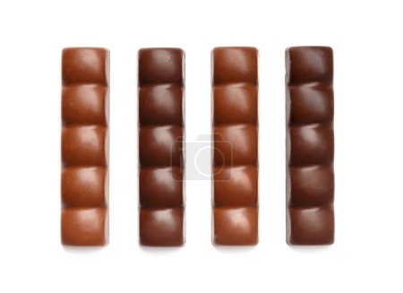 Téléchargez les photos : Barres de chocolat au lait et chocolat noir sur fond blanc vue de dessus. - en image libre de droit