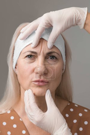 Foto de Face and body treatments. The concept of maintaining health, youth and beauty. Face masks, modern cosmetology, beautician tools, hands with gloves. Beauty techniques. - Imagen libre de derechos