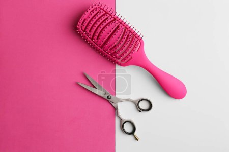 Foto de Composición plana con cabello rubio claro, peine, tijeras y espacio para texto sobre fondo. Servicio de peluquería - Imagen libre de derechos