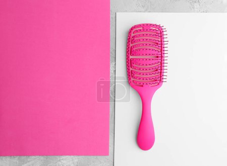 Foto de Pincel liso plano de composición rosa sobre un fondo con un espacio de copia vista superior hoja rosa. Servicio de peluquería - Imagen libre de derechos