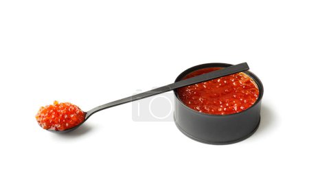 Foto de Caviar de salmón rojo en lata negra y en cuchara decorativa negra sobre fondo blanco. Delicias útiles mariscos, conservas de pescado. - Imagen libre de derechos