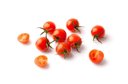 Foto de Tomates cherry orgánicos maduros con tallos verdes enteros y mitades sobre un fondo blanco vista desde arriba. Pequeños tomates bellamente formados aislados. - Imagen libre de derechos