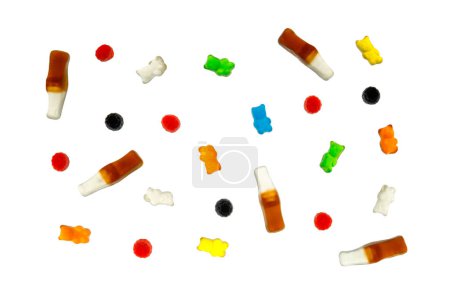 Téléchargez les photos : Mélange de bonbons à la gelée multicolores sous forme d'ours, bouteilles de cola, baies sur fond blanc, vue de dessus. - en image libre de droit