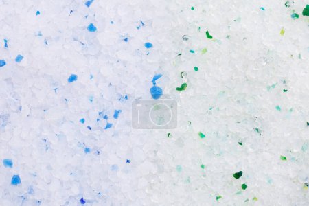 Foto de Gel de sílice blanco con cristales verdes y azules para arena de gato, primer plano. Fondo abstracto de cristales de gel de sílice pura. Basura natural para mascotas. Cuidado de los animales. - Imagen libre de derechos