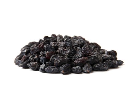 Téléchargez les photos : Une poignée de gros raisins secs foncés sur fond blanc. Raisins bleus séchés sur blanc isolé. - en image libre de droit