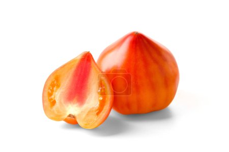 Foto de Tomates enteros y cortados a la mitad grandes orgánicos rayados de color amarillo-rojo aislados sobre fondo blanco - Imagen libre de derechos