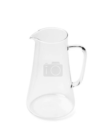 Foto de Jarra transparente de vidrio vacía para leche, bebidas frías y calientes, aislada sobre fondo blanco. - Imagen libre de derechos