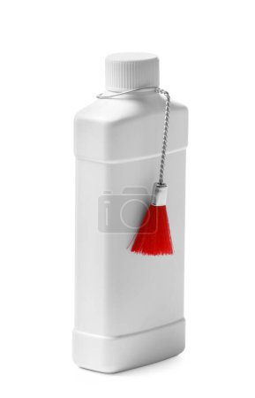 Foto de Una botella con un cepillo para productos químicos domésticos, detergentes, productos de limpieza, la eliminación de la grasa de las superficies de la cocina sobre un fondo blanco. Embalaje, envase para detergentes, limpiadores. - Imagen libre de derechos
