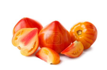 Foto de Tomates enteros y cortados grandes orgánicos rayados de color amarillo-rojo aislados sobre fondo blanco, primer plano - Imagen libre de derechos