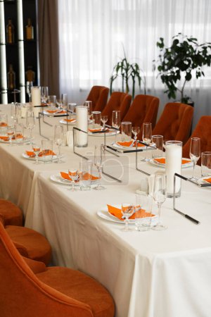 Téléchargez les photos : Cadre élégant de table de fête dans un restaurant, salle de banquet. Mariage, célébration, banquet. - en image libre de droit
