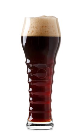 Téléchargez les photos : Un verre de bière sombre avec une belle mousse isolée sur un fond blanc, bière dans une tasse en verre. - en image libre de droit