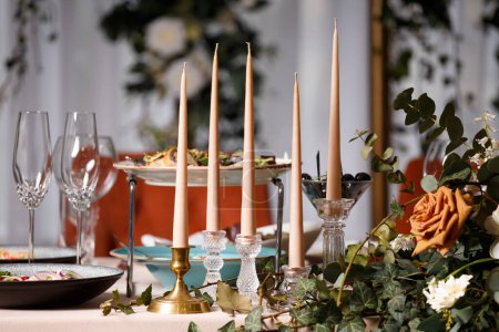 Téléchargez les photos : Table de mariage festive pour les jeunes mariés, décorée de compositions de fleurs fraîches et de bougies. Décorations de mariage. Célébration dans la salle de banquet. - en image libre de droit