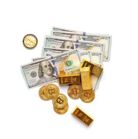 Foto de Bitcoins, barras de oro, billetes de 100 dólares en una vista superior de fondo blanco, el concepto de finanzas, negocios, riqueza, éxito, criptomoneda. - Imagen libre de derechos
