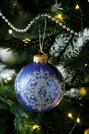 Foto de Hermosas decoraciones de Navidad cuelgan de un abeto. Árbol de Navidad decorado con bolas de vidrio de colores, primer plano. Fondo de Navidad. - Imagen libre de derechos