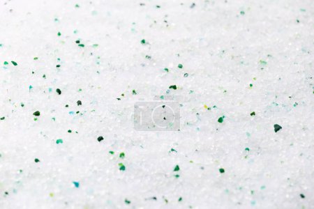 Foto de Gel de sílice blanco con cristales verdes para arena de gato, primer plano. Fondo abstracto de cristales de gel de sílice pura. Basura natural para mascotas. Cuidado de los animales. - Imagen libre de derechos