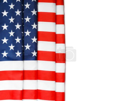 Téléchargez les photos : Étoiles et rayures drapeau américain sur fond blanc, vue du dessus, espace de copie. La fierté du peuple américain. Symbole d'indépendance, de liberté et de patriotisme aux Etats-Unis - en image libre de droit