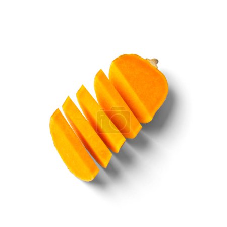 Reifer süßer Butternusskürbis in Scheiben geschnitten, isoliert auf weißem Hintergrund. Orangenkürbis in Flaschenform schneiden.