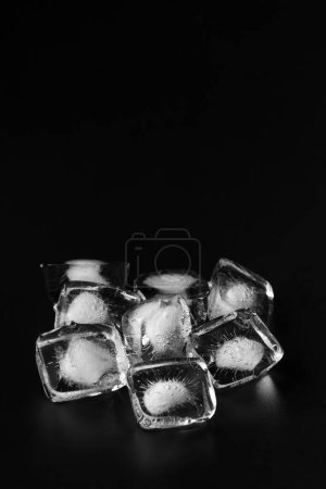 Téléchargez les photos : Cubes de glace isolés sur fond noir, espace de copie - en image libre de droit