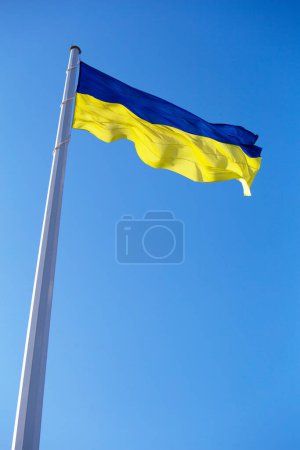 Téléchargez les photos : Flag of ukraine against the blue sky close-up. National pride and symbol of the country Ukraine. War in Ukraine. Yellow-blue flag. - en image libre de droit