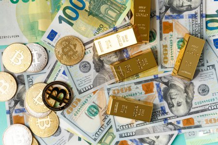 Téléchargez les photos : Bitcoins, lingots d'or, billets de 100 dollars et 100 euros gros plan comme fond, vue du dessus. Le concept de finance, d'affaires, de richesse, de succès, de crypto-monnaie. - en image libre de droit