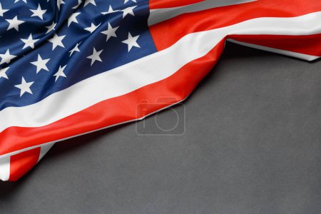 Téléchargez les photos : Étoiles et rayures drapeau américain sur fond noir, espace de copie. La fierté du peuple américain. Symbole d'indépendance, de liberté et de patriotisme aux Etats-Unis - en image libre de droit