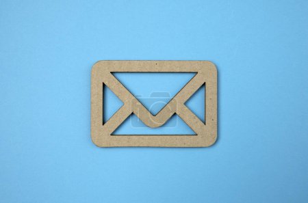 Téléchargez les photos : Enveloppe en carton vierge isolée sur fond bleu avec espace libre pour vos idées de créativité texte. Concept de courrier. - en image libre de droit