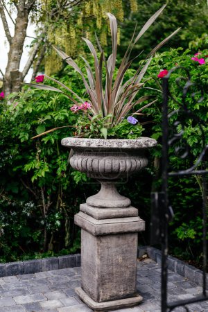 Foto de Hermosos jardines británicos. Elementos de jardín en Reino Unido - Imagen libre de derechos