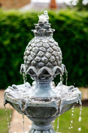 Téléchargez les photos : Beaux jardins britanniques. Éléments de jardin au Royaume-Uni - en image libre de droit