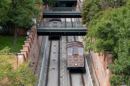 Foto de Budapest, Hungría - 2 de septiembre de 2022: Tren funicular al Castillo de Buda en Budapest - Imagen libre de derechos