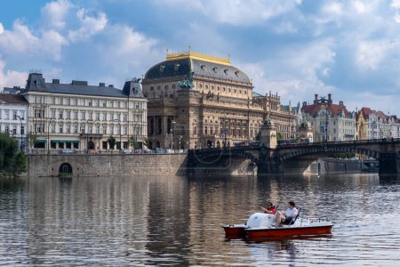Téléchargez les photos : Prague, République tchèque - 5 septembre 2022 : Théâtre national sur les rives de la rivière Vltava - en image libre de droit