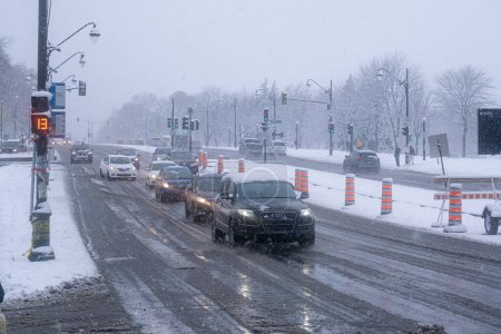 Téléchargez les photos : Montréal, Canada - 16 novembre 2022 : Trafic sur Park Avenue pendant la première tempête de neige de la saison. - en image libre de droit