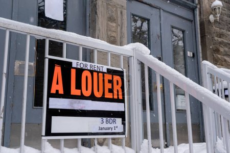 Un cartel más ruidoso - en alquiler en francés - colocado frente al porche delantero en invierno