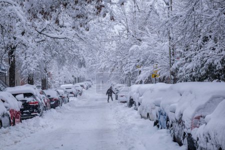 Foto de Montreal, Canadá - 17 de diciembre de 2022: Coches cubiertos de nieve durante la tormenta de nieve. - Imagen libre de derechos
