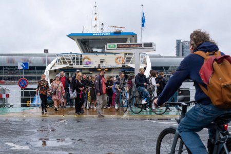 Foto de Ámsterdam, Países Bajos - 8 de septiembre de 2022: personas que abandonan un transbordador GVB - Imagen libre de derechos