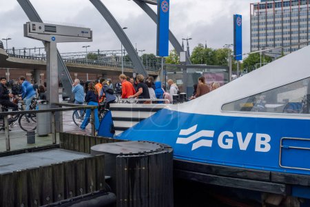 Foto de Amsterdam, Países Bajos - 8 de septiembre de 2022: Un transbordador GVB cruza la - Imagen libre de derechos