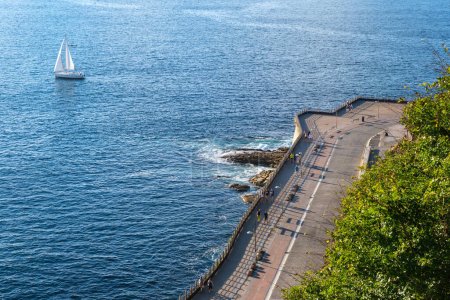 Foto de Donostia-San Sebastián, España - 15 de septiembre de 2022: Mirador del Paseo Nuevo - Imagen libre de derechos