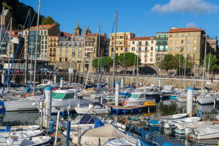Téléchargez les photos : Donostia-San Sebastian, Espagne - 15 septembre 2022 : Port de San Sebastian et vieille ville - en image libre de droit