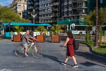 Foto de Donostia-San Sebastián, España - 15 de septiembre de 2022: Personas en bicicleta en San Sebastián - Imagen libre de derechos