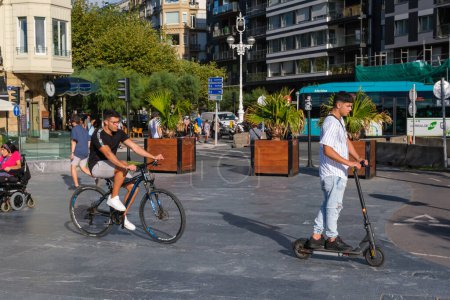 Foto de Donostia-San Sebastián, España - 15 de septiembre de 2022: Personas en bicicleta en San Sebastián - Imagen libre de derechos