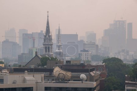 Téléchargez les photos : Montréal, CA - 24 juin 2023 : Montréal Centre-ville dans la fumée des feux de forêt canadiens - en image libre de droit