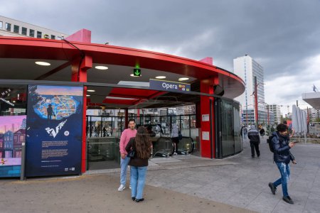 Foto de Amberes, Bélgica - 9 de septiembre de 2022: Entrada de la estación de metro Opera - Imagen libre de derechos