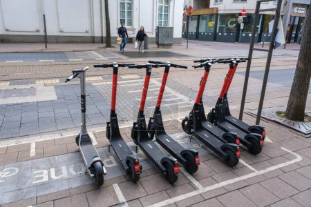 Téléchargez les photos : Anvers, Belgique - 9 septembre 2022 : Plusieurs scooters à pavot - en image libre de droit