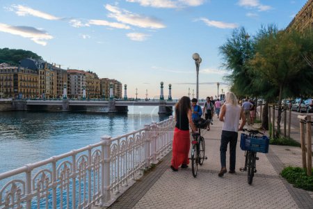 Téléchargez les photos : Donostia-San Sebastian, Espagne - 14 septembre 2022 : Personnes marchant le long de la rivière Urumea - en image libre de droit