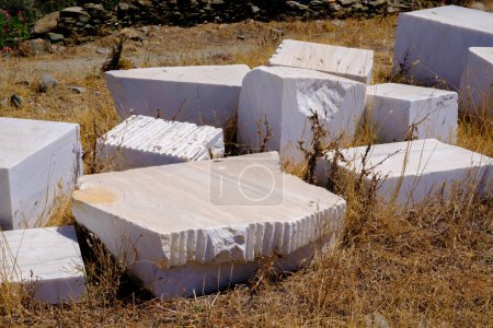 Foto de Piedras talladas de mármol en el Museo de Artesanía de Mármol en la isla de Tinos - Imagen libre de derechos