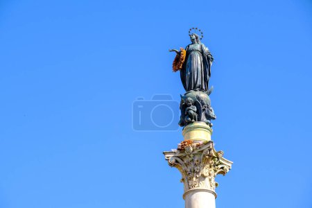 Statue au sommet de la Colonne de l'Immaculée Conception à Rome