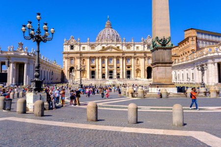 Foto de Roma, IT - 11 de agosto de 2023: Plaza de San Pedro y Basílica de San Pedro - Imagen libre de derechos